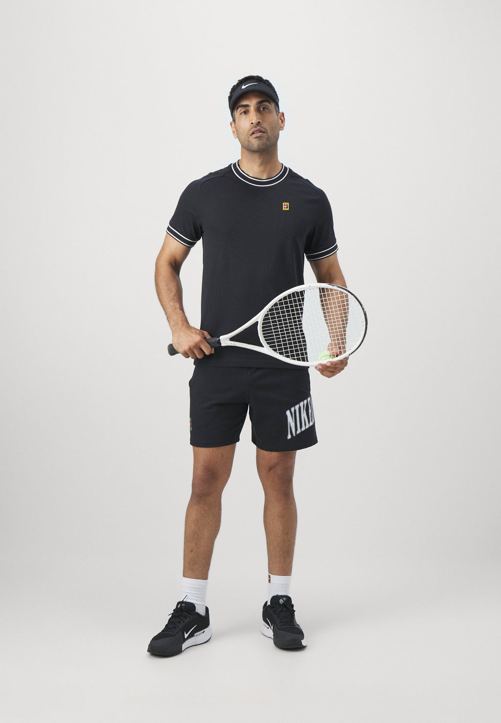 Nike Performance
HERITAGE - Print T-shirt - black