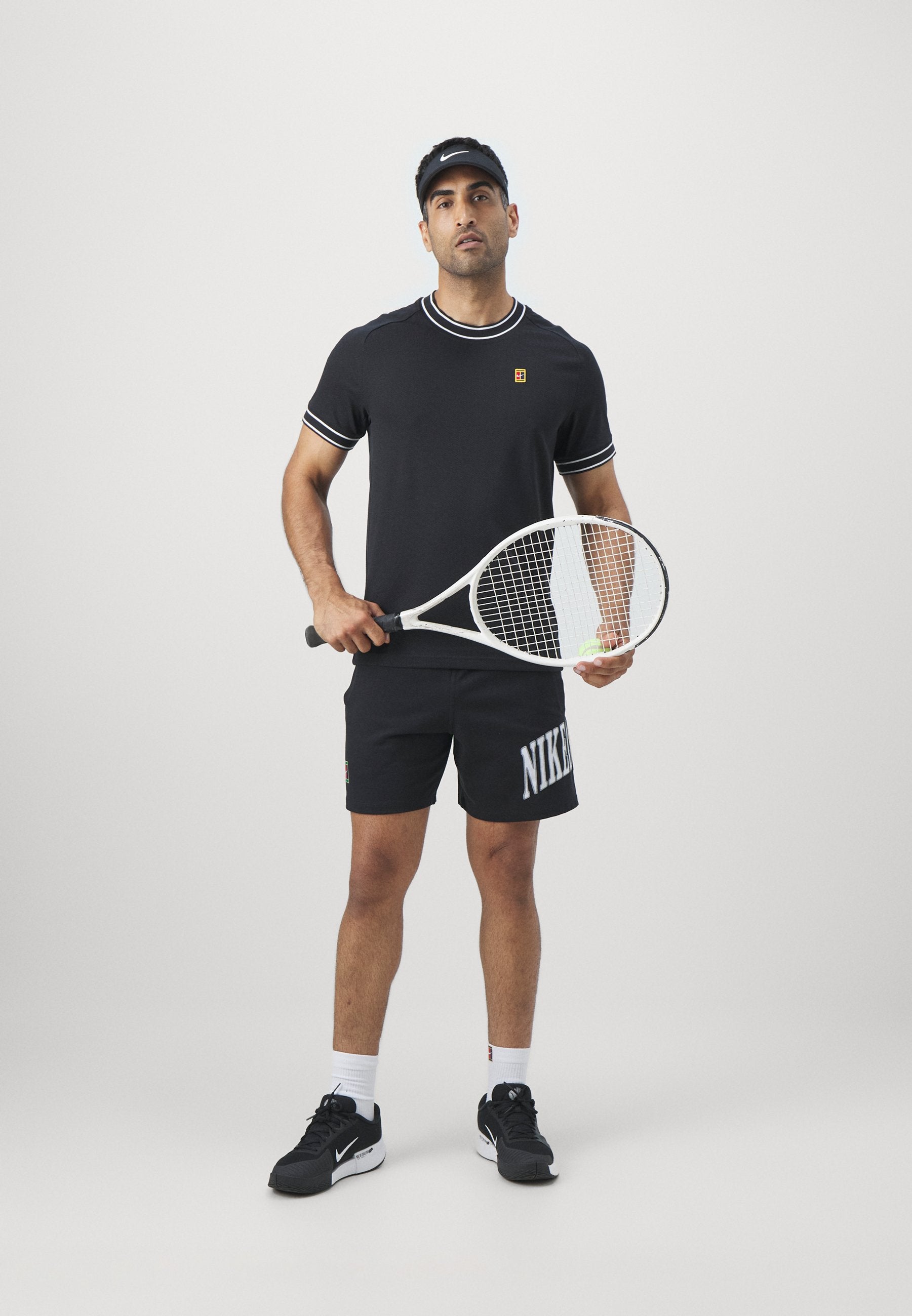 Nike Performance
HERITAGE - Print T-shirt - black
